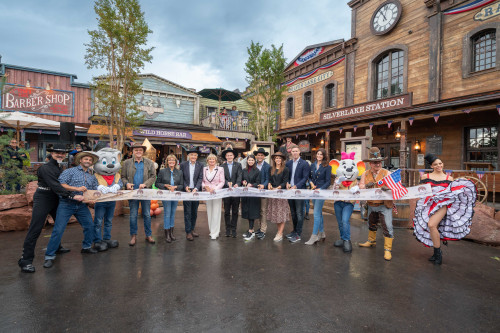 Mit einem feierlichen Bandanschnitt eröffnete die Inhaber-Familie Mack die neue Silver Lake City
