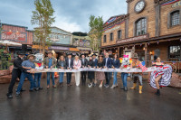 Mit einem feierlichen Bandanschnitt eröffnete die Inhaber-Familie Mack die neue Silver Lake City